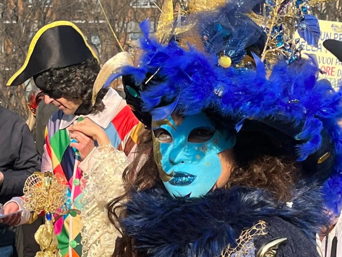 Carnevale Ambrosiano 2024: sfilata in maschera sul Naviglio di Milano
